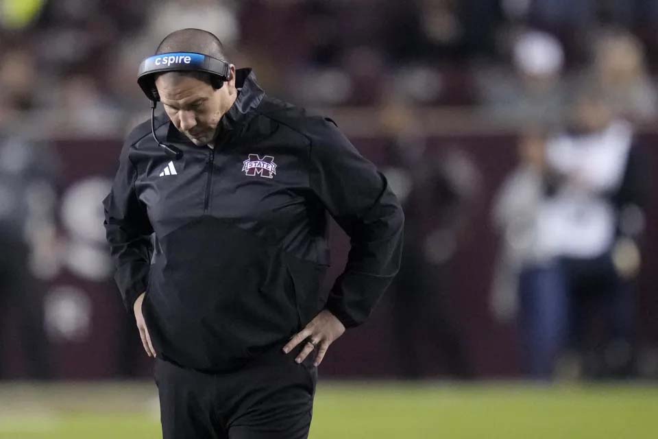 Mississippi State coach Zach Arnett reacts after a missed a field goal against Texas A&M during the second half of an NCAA college football game Saturday, Nov. 11, 2023, in College Station, Texas. (AP Photo/Sam Craft) (ASSOCIATED PRESS)